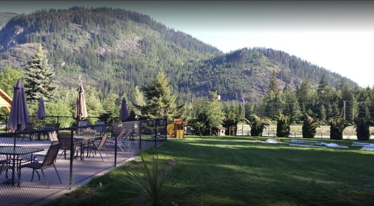 Sicamous Rv & Cabin Resort Malakwa エクステリア 写真