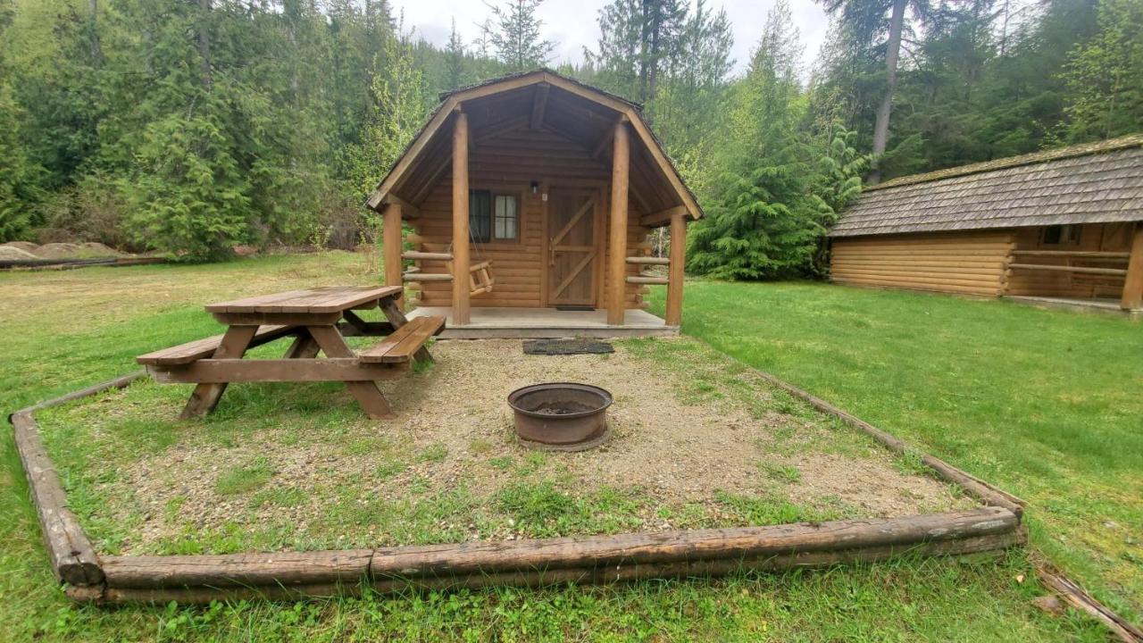 Sicamous Rv & Cabin Resort Malakwa エクステリア 写真